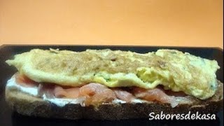 Tostas de tortilla y salmón ahumado [upl. by Enyamert361]