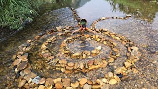 spiral fish trap Skill of stacking rocks to make fish traps boy Khai traps stream fish to sell [upl. by Ailin]