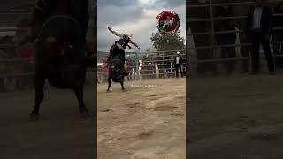 Coyotito de Morelia vs toro el trompo de rancho el aguaje rodeo ranchoelaguaje jaripeolife toro [upl. by Enohpets]