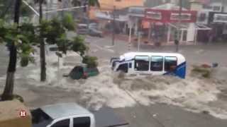 Vehículo fue arrastrado por arroyo de la calle 76 en Barranquilla [upl. by Yllen]