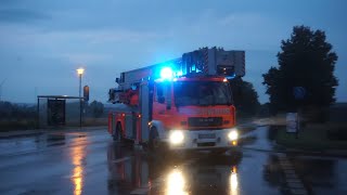 Brandeinsatz im Regen  neuer RTW FFW Adersheim und Löschzug der FFW Wolfenbüttel auf Alarmfahrt [upl. by Arocal]