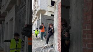 عامل البناء الشجاع 👷‍♂️واللـص الهارب من الشرطه🥷👮‍♂️ The brave worker👷‍♂️ and the escaped thief🥷 [upl. by Aira78]