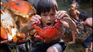 Primitive Technology  Eating delicious  Cacth and cooking big crab [upl. by Granlund827]