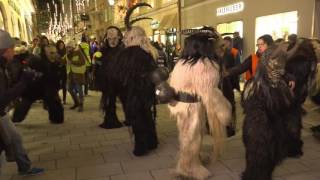 Krampuslauf am Krampustag in Salzburg  die hauen zu [upl. by Nodle]