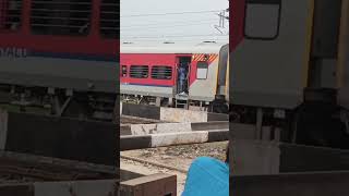 NDLD Jaynagar 12562 Chhad me khachakhach Bahi Bihar ke Taraf jati hui newdehli BalliaRailwaystn [upl. by Einwahr]