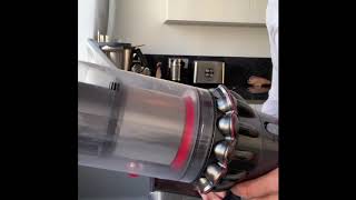 Nettoyer son aspirateur sans fil dyson V10 vidage et nettoyage How to clean and maintain Dyson V10 [upl. by Eerdua]