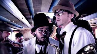 Triciclo Circus Band  Excusez Moi Video Oficial [upl. by Elrebma760]