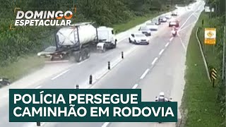 Caminhão desgovernado é perseguido pela polícia e faz vítima fatal em rodovia de SP [upl. by Gerhan790]