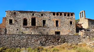 CASA ABANDONADA OCULTA en el BOSQUE  Las FAMILIAS HUYERON  Lugares Abandonados y URBEX [upl. by Tony13]