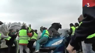 A Beaucaire dans le Gard un automobiliste excédé a renversé des manifestants [upl. by Nivert168]