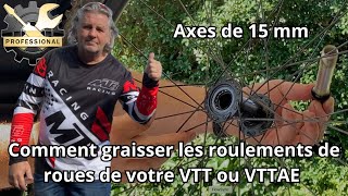 Graisser les roulements de roues de votre vélo avec un axe de 15 mm [upl. by Naaitsirhc]