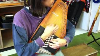 Oscar Schmidt OS21CR Autoharp with hard case [upl. by Twyla335]