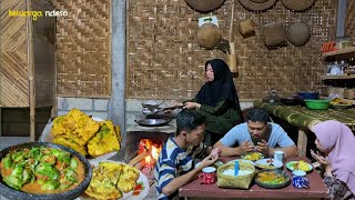 masak untuk makan malam sambel gambas tempe mendoan telur dadar daun cabe masakan desa [upl. by Ynohtna]