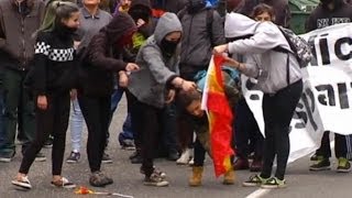 Un enfretamiento entre estudiantes gallegos acaba con la quema de la bandera de España [upl. by Deana]