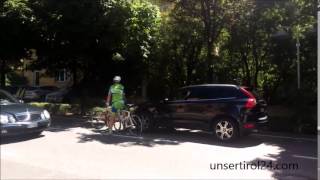 Video Randalierender Rennradfahrer in Bruneck [upl. by Skerl]