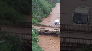 Ônibus da 1001 é levado pelas águas do rio em PetrópolisRJ [upl. by Franza]