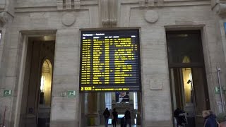 Sciopero treni ritardi e cancellazioni a Milano [upl. by Nwahsyt]