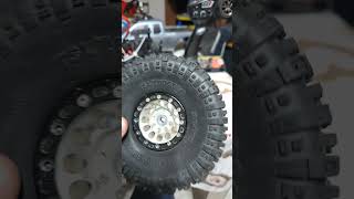 Sistemiamo la gomma dello scaler axial scx10 [upl. by Fryd]