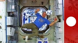 La Coupe du Monde dans lespace  les astronautes font leur Mondial en apesanteur [upl. by Ieluuk]