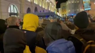 Trieste no green pass tentano di entrare in Piazza Unità tensione con la polizia [upl. by Eiuqcaj]