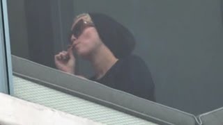 Miley Cyrus en train de fumer une drôle de cigarette [upl. by Rosanna125]