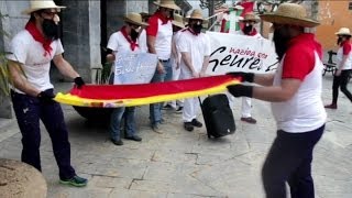 País Vasco  Los radicales quita la bandera de España del Ayuntamiento de Villabona [upl. by Attenev]