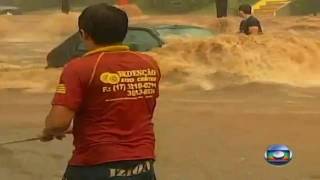 Heroísmo em temporal em São José do Rio Preto [upl. by Kinch361]