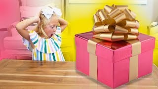 EVERLEIGH OPENS AND UNBOXES GIANT MYSTERY SURPRISE PRESENT [upl. by Fineberg675]