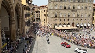 La partenza del Tour de France 2024 i corridori arrivano in piazza della Signoria [upl. by Evelin956]