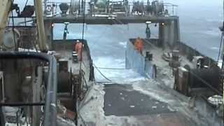 Батм в шторм выборка трала Fish trawler hard job [upl. by Asiulana772]