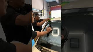 Cara pasang windscreen depan pada myvi [upl. by Marigolda]