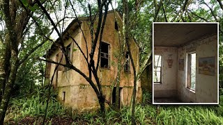 CASA ABANDONADA NO MEIO DA FLORESTA ESTÁ REPLETA DE DESENHOS E VERSOS MISTERIOSOS NAS PAREDES [upl. by Yorztif548]