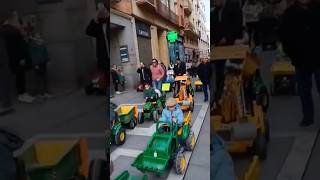 Niños hijos de agricultores manifestándose con tractores infantiles [upl. by Anestassia]