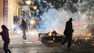 Migranten bewerfen Polizisten mit Böllern 😱🔥 Silvester in Berlin Alexanderplatz [upl. by Ynoble]