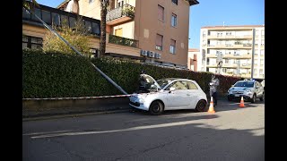 Vigevano lauto abbatte il palo della luce [upl. by Girovard]