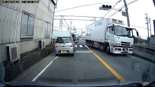 何度も接触事故を起こしても気が付かず走行し続ける軽自動車 [upl. by Aiello799]