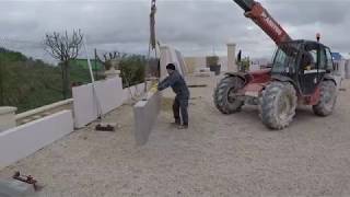 Pose de murs de clôture préfabriqués en béton lisse armé brevetée par Alentour [upl. by Lilahk]