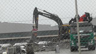 Große Baumaschinen im Einsatz beim Abbruch einer alten großen Halle für was neues [upl. by Glennis]