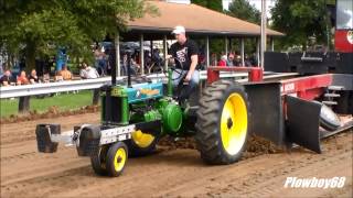 4700lb Antique Tractors Pulling in Prairieburg IA 8302014 [upl. by Reinnej]