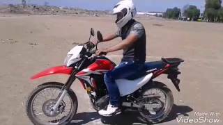 Honda xr 190l levantando rueda [upl. by Kcirddet400]