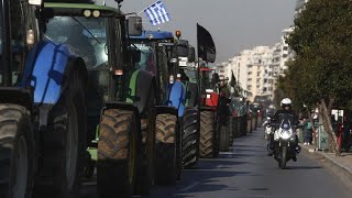 Grèce  les agriculteurs intensifient leur mobilisation [upl. by Idnahk]