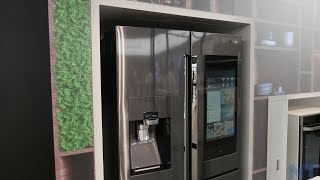 Prise en main du frigo connecté Samsung Family Hub au MWC 2018 [upl. by Emily]