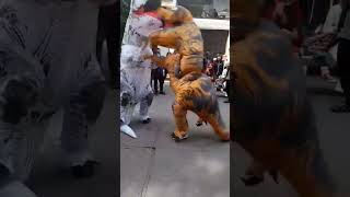 Dinosaurio tonto piensa q es de bromis la pelea y le dan una arrastrada en CECyT 11 🧟🧟😧😧😧 [upl. by Nesahc995]