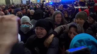 Milano polizia ferma No Green Pass durante manifestazione non autorizzata [upl. by Euqnimod]