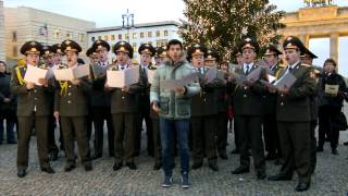 Vincent Niclo amp The Red Army Choir singen quotStille Nacht Heilige Nachtquot live am Brandenburger Tor [upl. by Rici69]