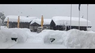 Gigantische Menge Neuschnee 13000 Touristen am Matterhorn eingeschneit [upl. by Vernen]