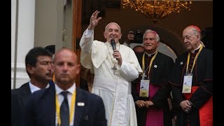 El papa Francisco bendice a los fieles en su llegada a la Nunciatura [upl. by Sokil941]