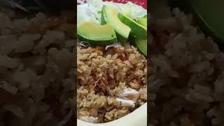 Locrio de pollo con su repollo aguacate y guineo maduro food sunset cooking yummy travel [upl. by Scholem]