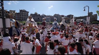 Gigantes de Pamplona Iruñeko Erraldoiak San Fermín Plaza del Castillo [upl. by Delmore]