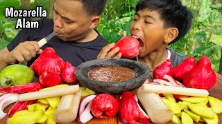 Rujak pohon pisang mentah  jambu jamaika  mangga muda  sambel terasi kacang segerrr kabina bina [upl. by Ailina]